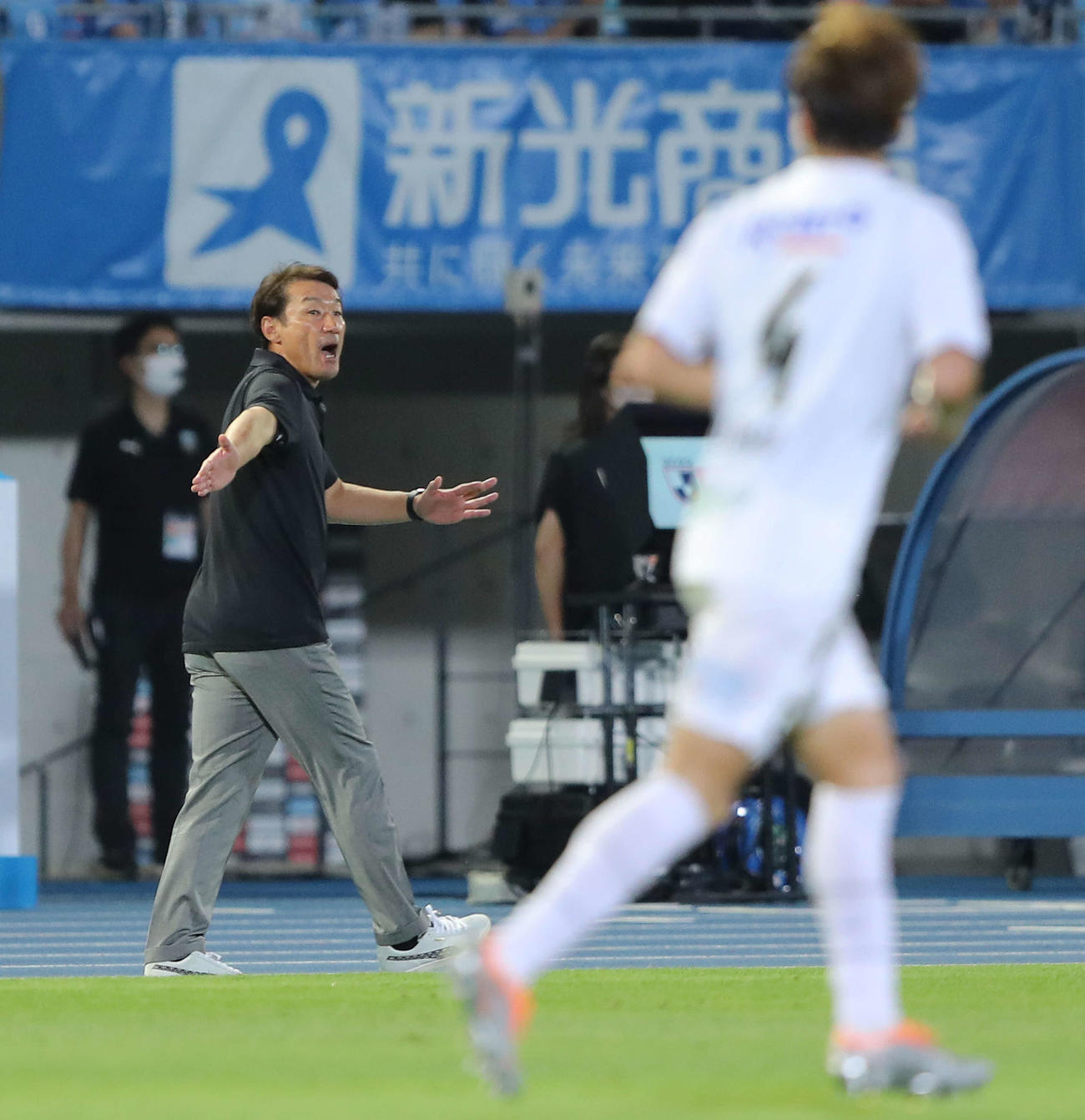 川崎F対G大阪　前半、選手に指示を送るG大阪片野坂監督（撮影・河田真司）