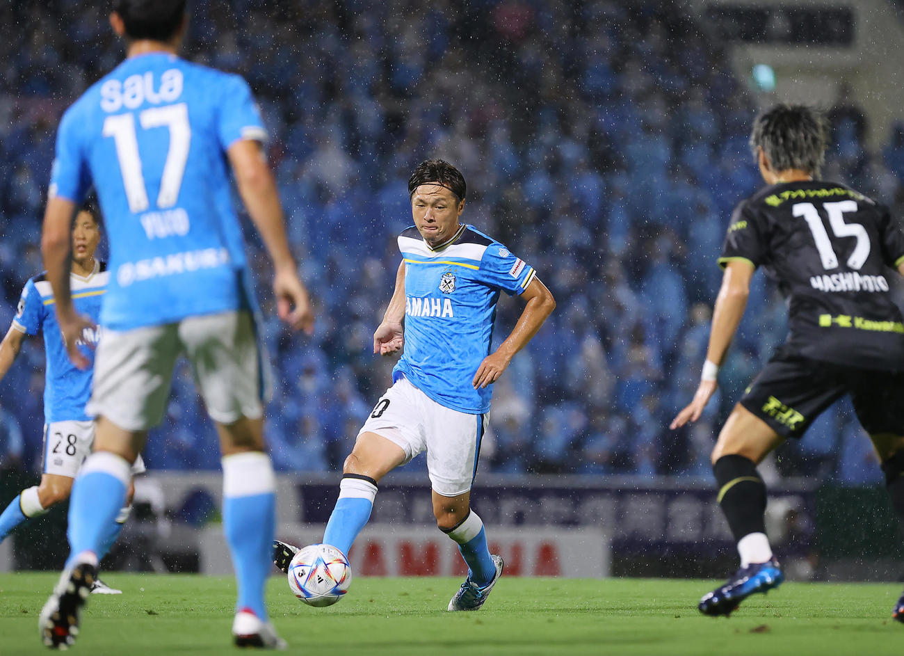 磐田対神戸　前半、パスを出す磐田遠藤（中央）（撮影・垰建太）