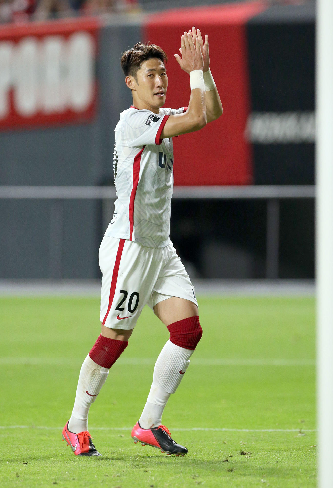 札幌対鹿島　札幌サポーターにあいさつする鹿島キム・ミンテ（撮影・佐藤翔太）