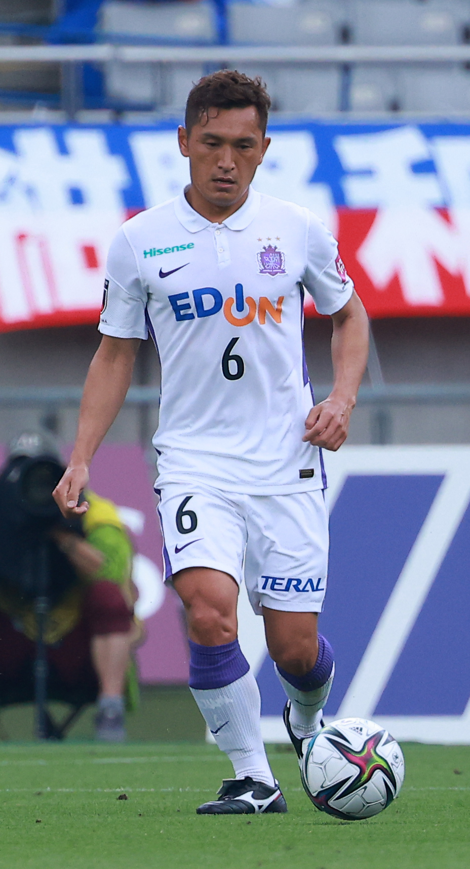 ドリブルする広島青山敏弘（2021年5月30日撮影）