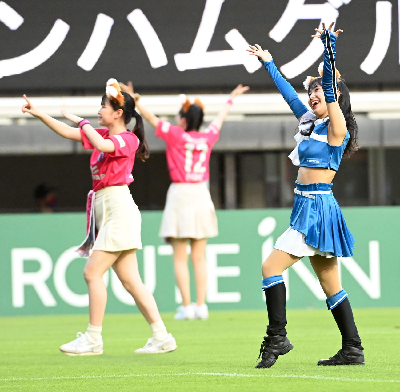 C大阪対横浜　試合前に「きつねダンス」を披露するファイターズガール（右）とセレッソガール（撮影・前岡正明）