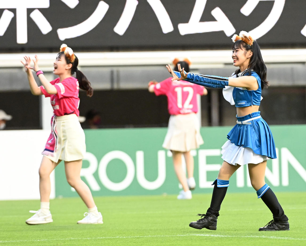 C大阪対横浜　試合前に「きつねダンス」を披露するファイターズガール（右）とセレッソガール（撮影・前岡正明）