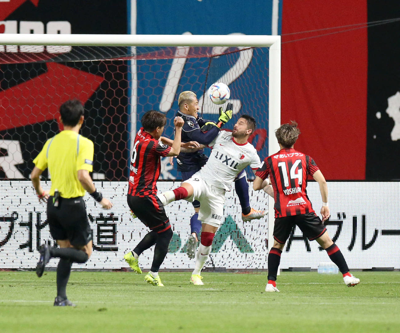 札幌対鹿島　後半、札幌菅野（中央）を中心に鹿島の猛攻を防ぐ札幌イレブン（撮影・佐藤翔太）