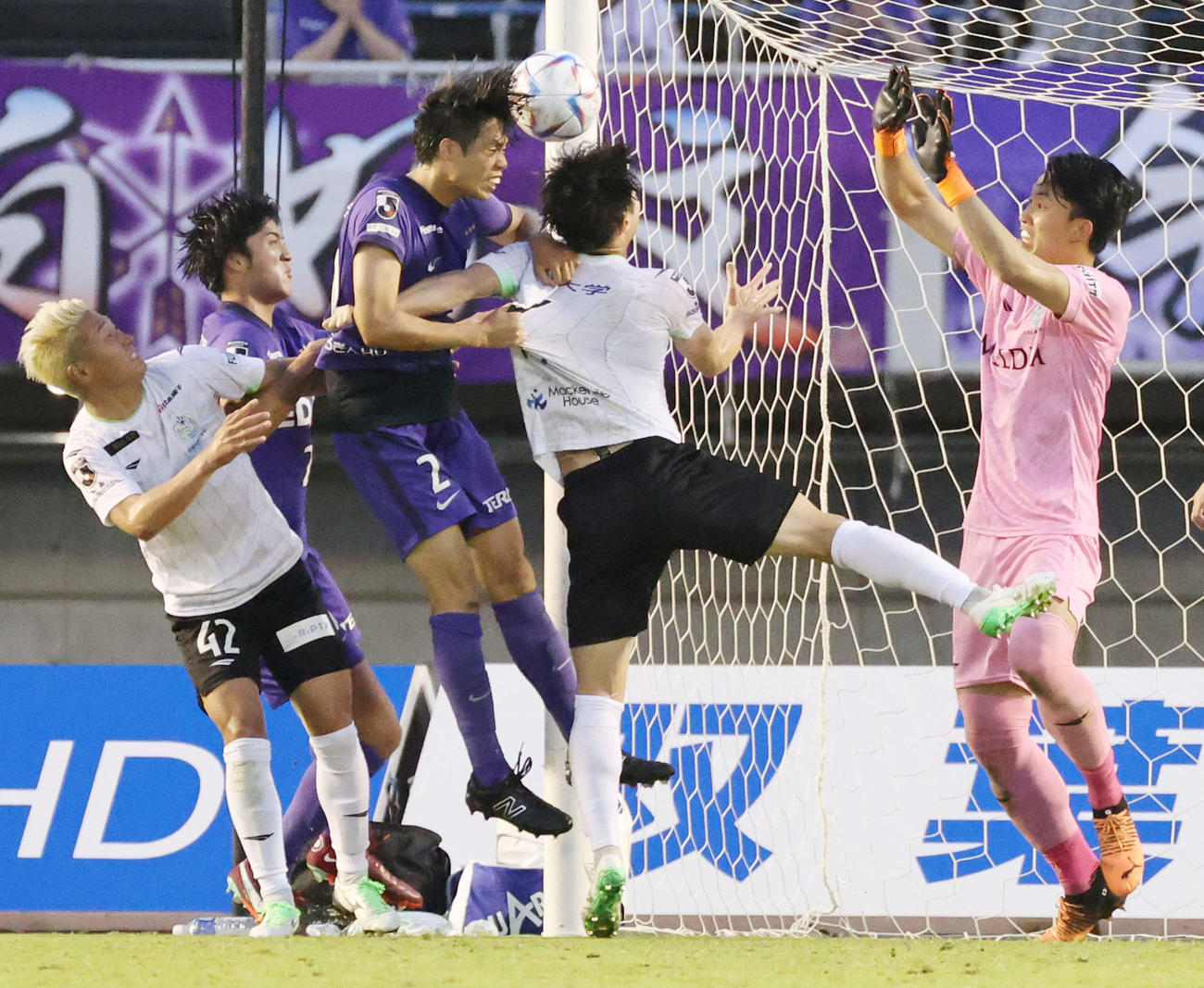 広島対湘南　後半、広島野上（中央）が頭で同点ゴールを決める。右は湘南GK谷（撮影・加藤孝規）