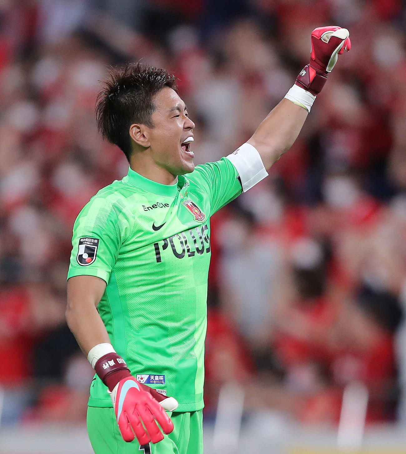 浦和対東京　後半、伊藤がゴールを決め、観客席に向かいガッツポーズする浦和GK西川（撮影・河田真司）