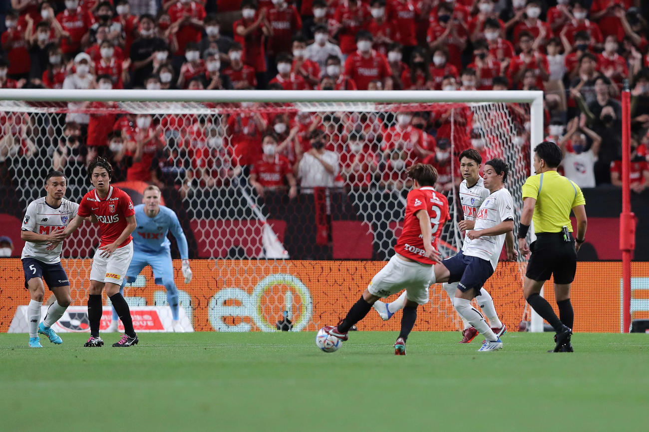浦和対東京　後半、ゴールを決める浦和伊藤（手前中央）（撮影・河田真司）
