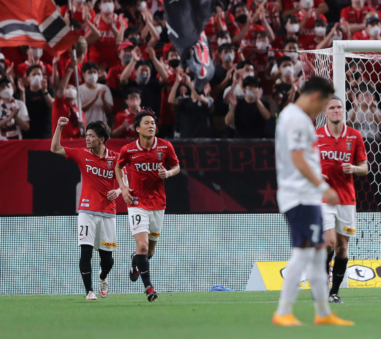 浦和対東京　後半、ゴールを決めガッツポーズする浦和大久保（左）（撮影・河田真司）