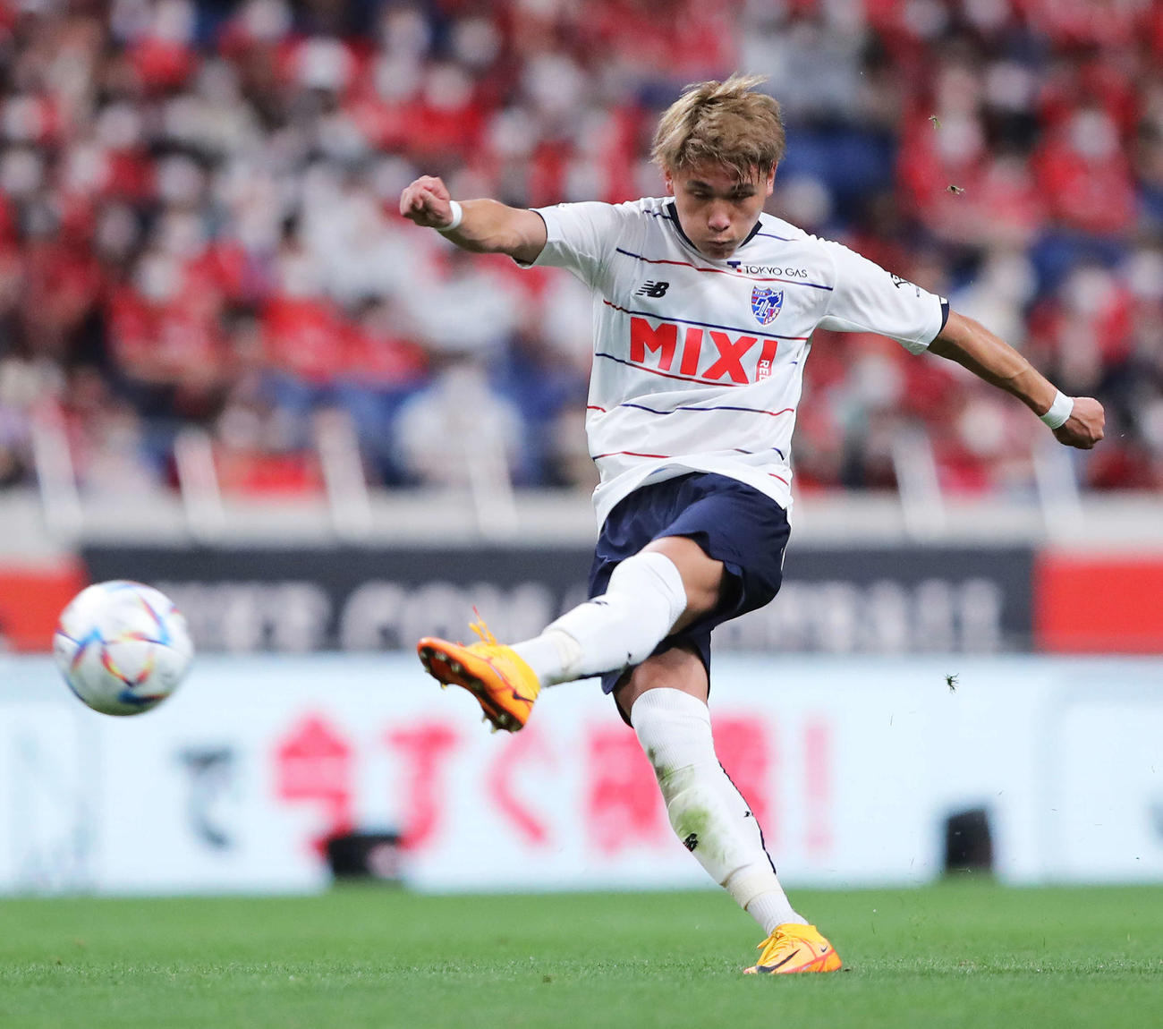 浦和対東京　前半、FKを放つ東京松木（撮影・河田真司）