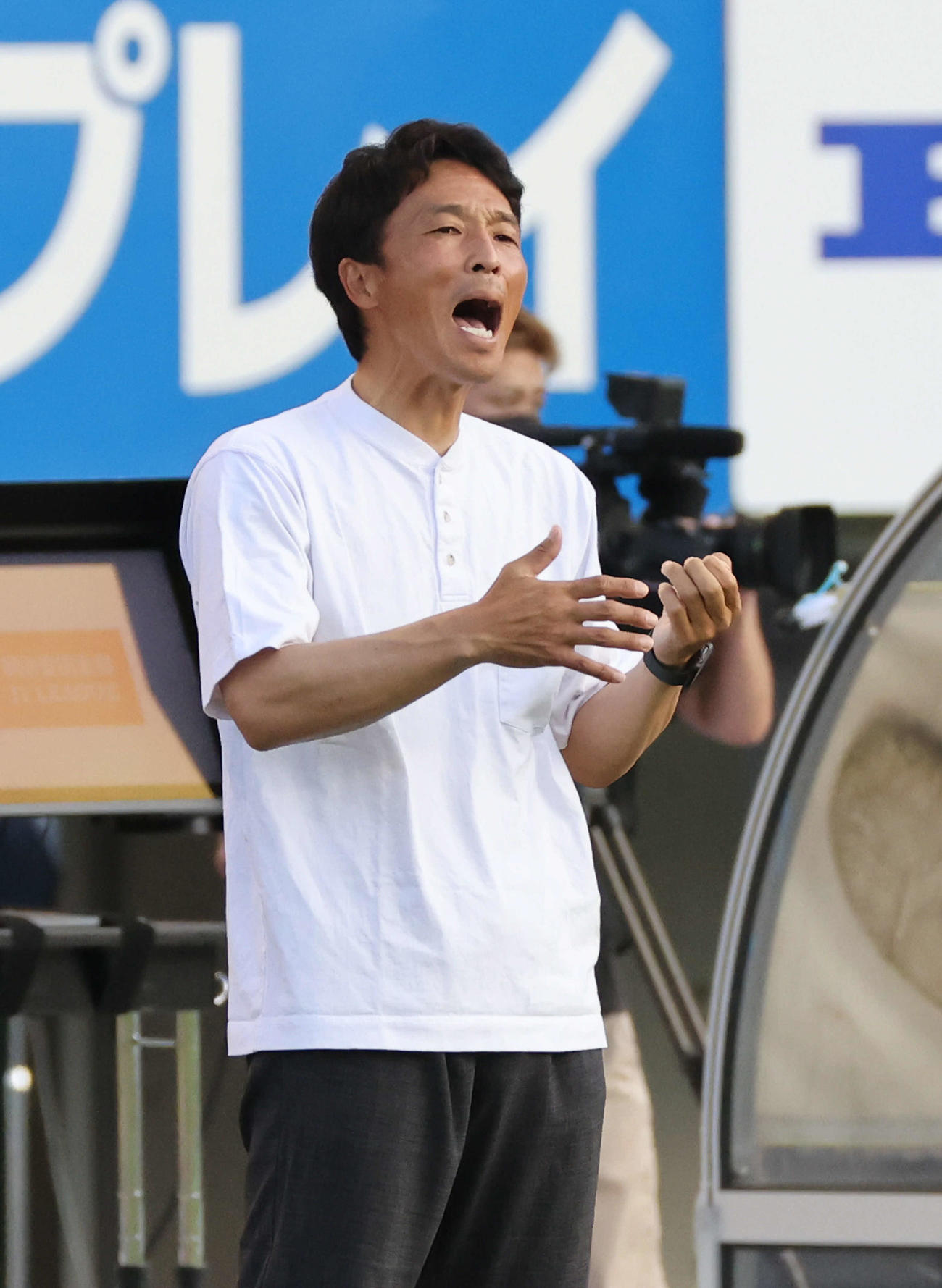広島対湘南　前半　湘南山口監督（撮影・加藤孝規）