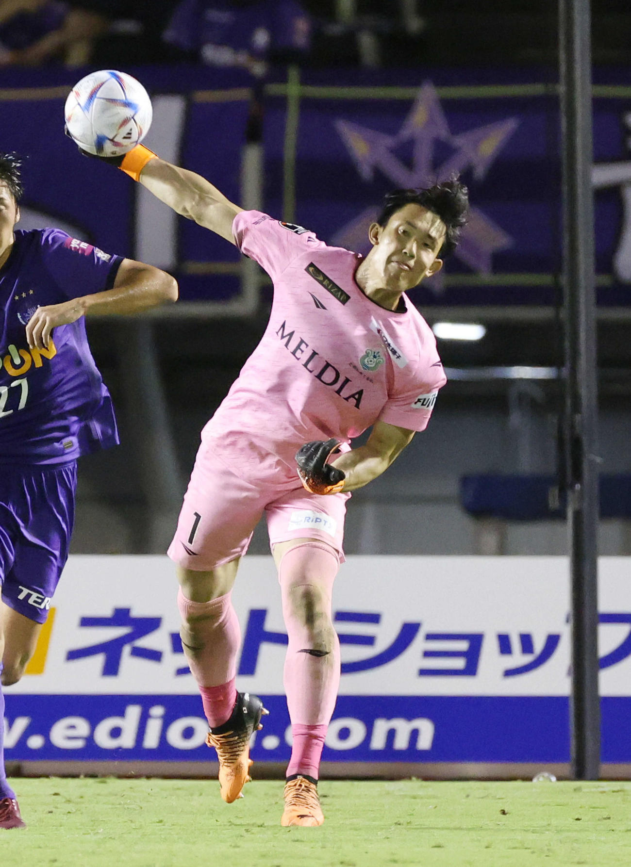広島対湘南　後半　ボールを投げる湘南GK谷（撮影・加藤孝規）