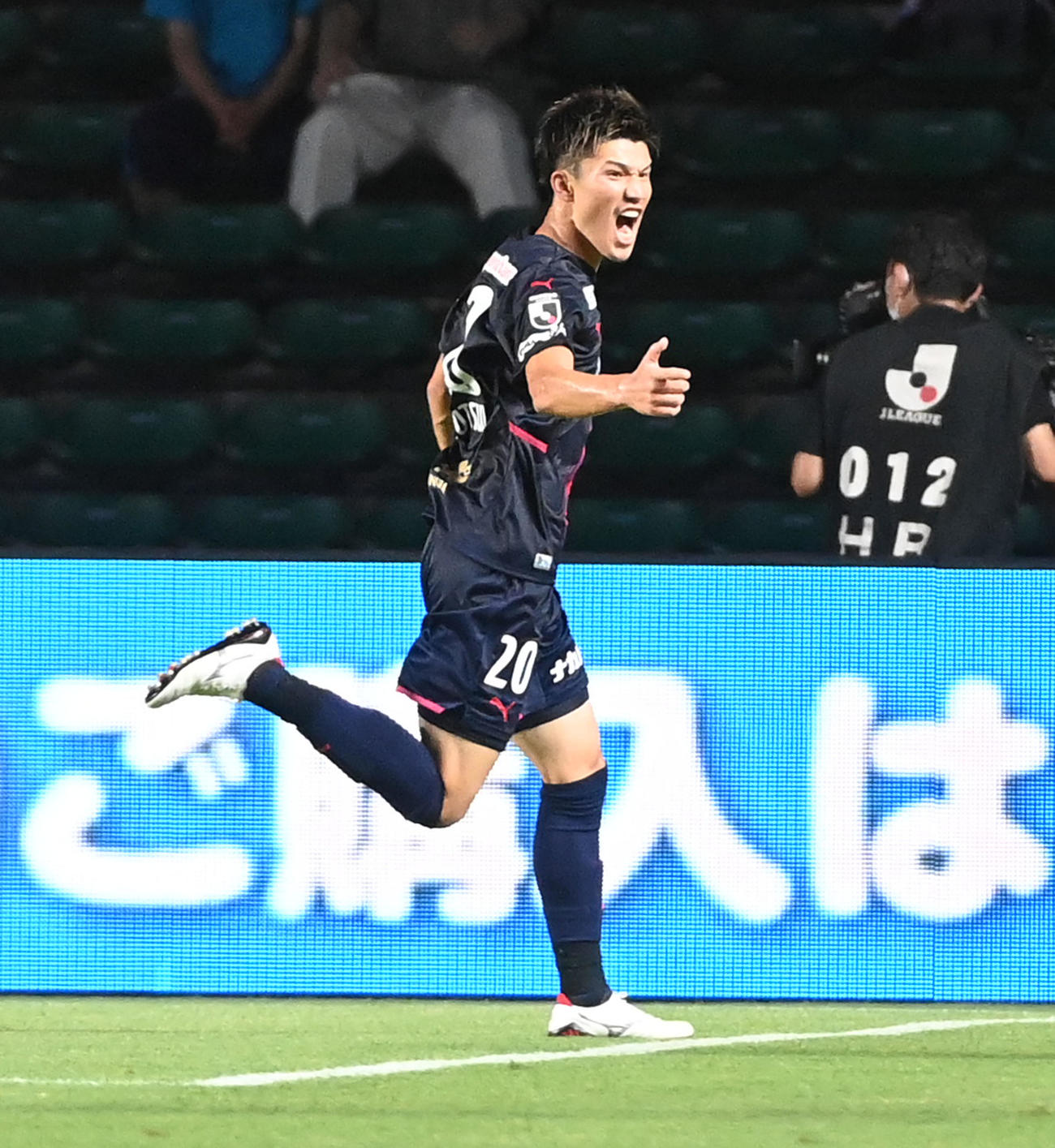 C大阪対横浜　前半、先制ゴールを決め喜ぶC大阪加藤（撮影・前岡正明）