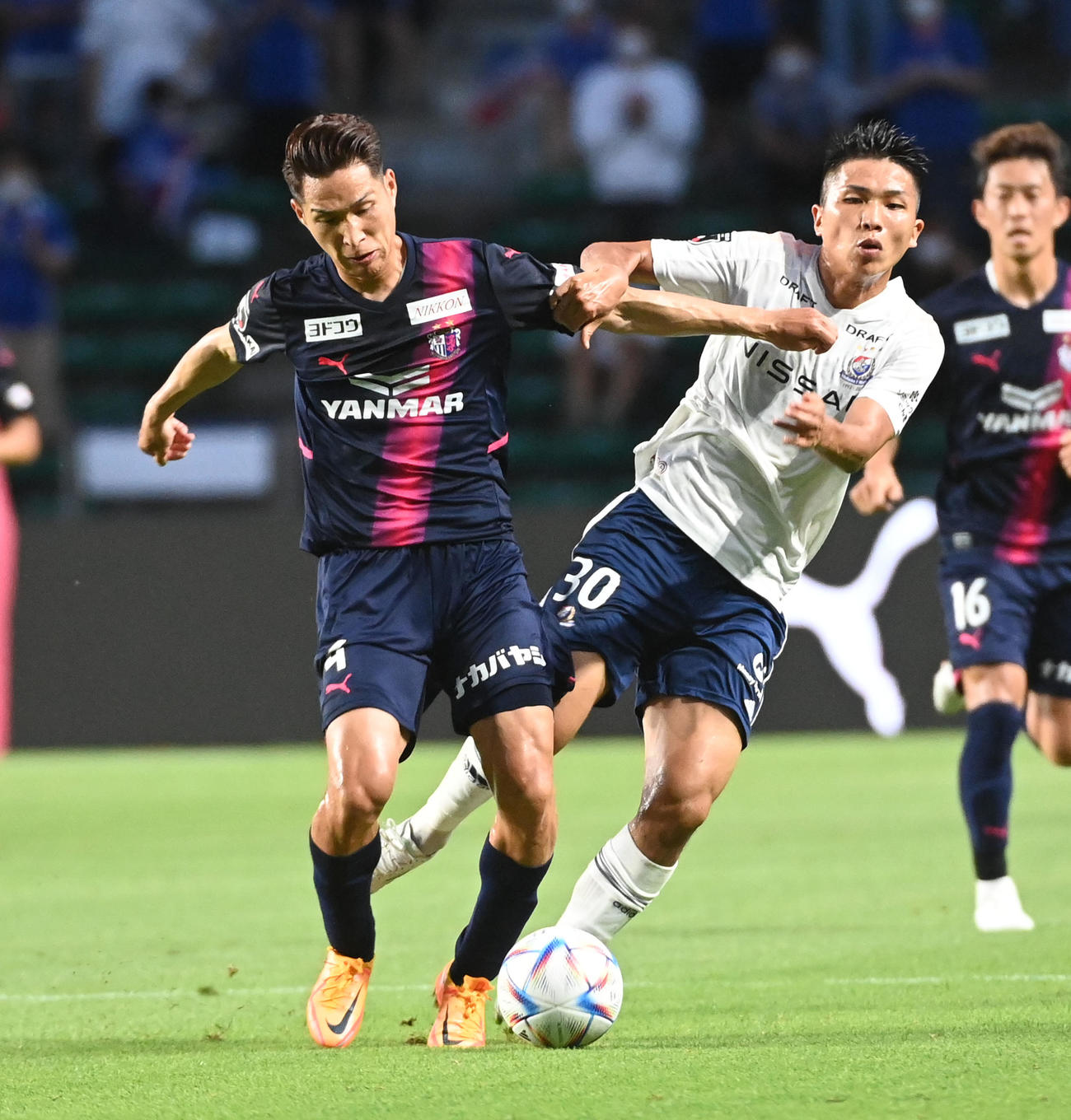 C大阪対横浜　前半、激しく競り合うC大阪原川（左）と横浜西村（撮影・前岡正明）