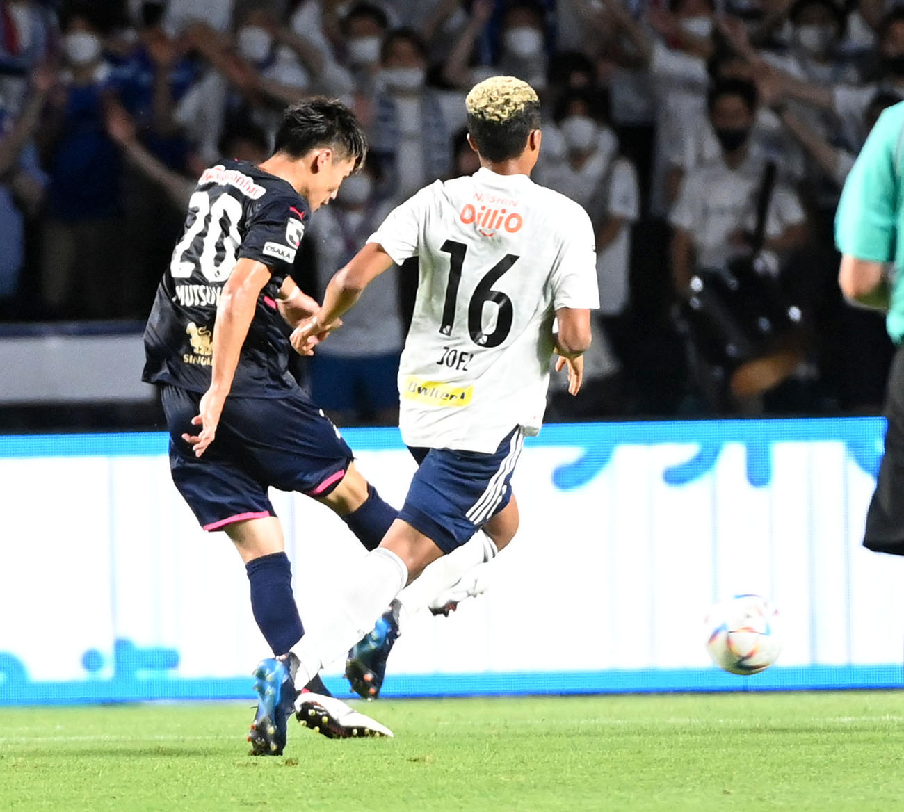 C大阪対横浜　前半、先制ゴールを決めたC大阪加藤（左）（撮影・前岡正明）