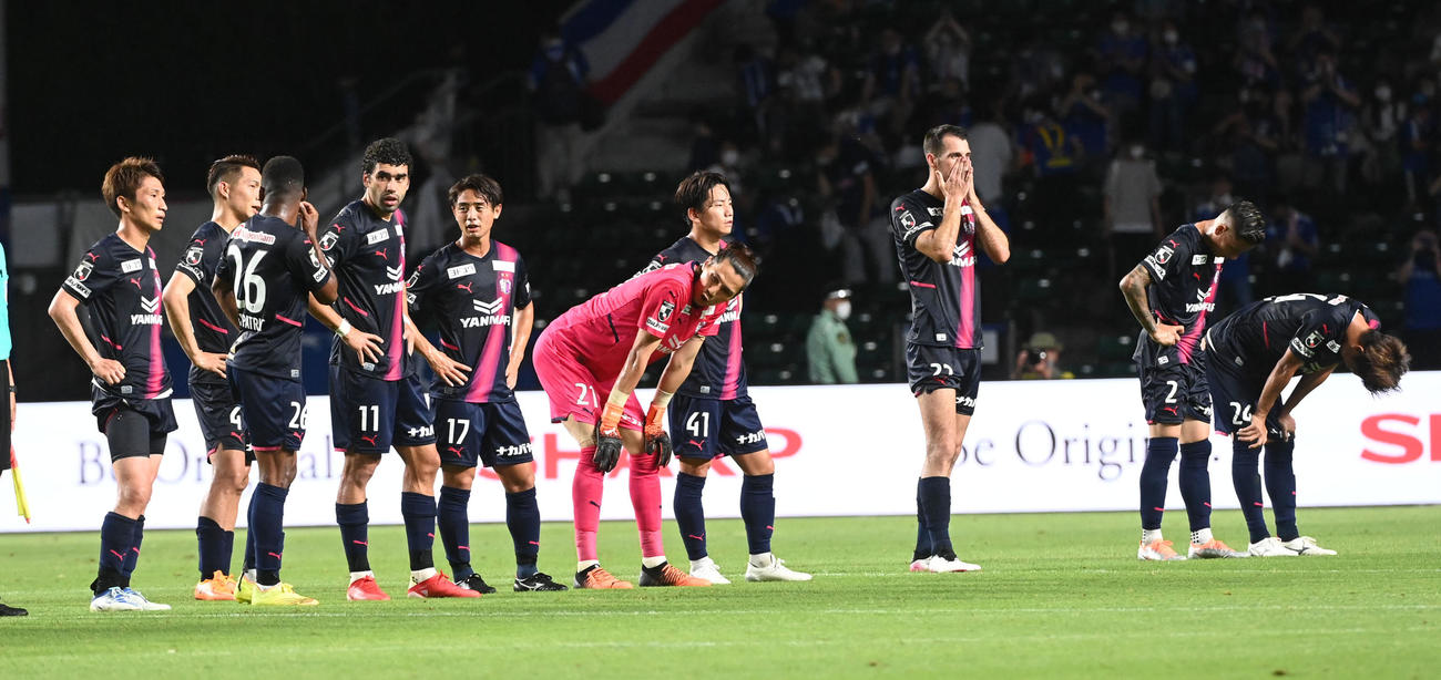 C大阪対横浜　終了間際の横浜に同点に追いつかれ引き分け、がっくりするC大阪イレブン（撮影・前岡正明）