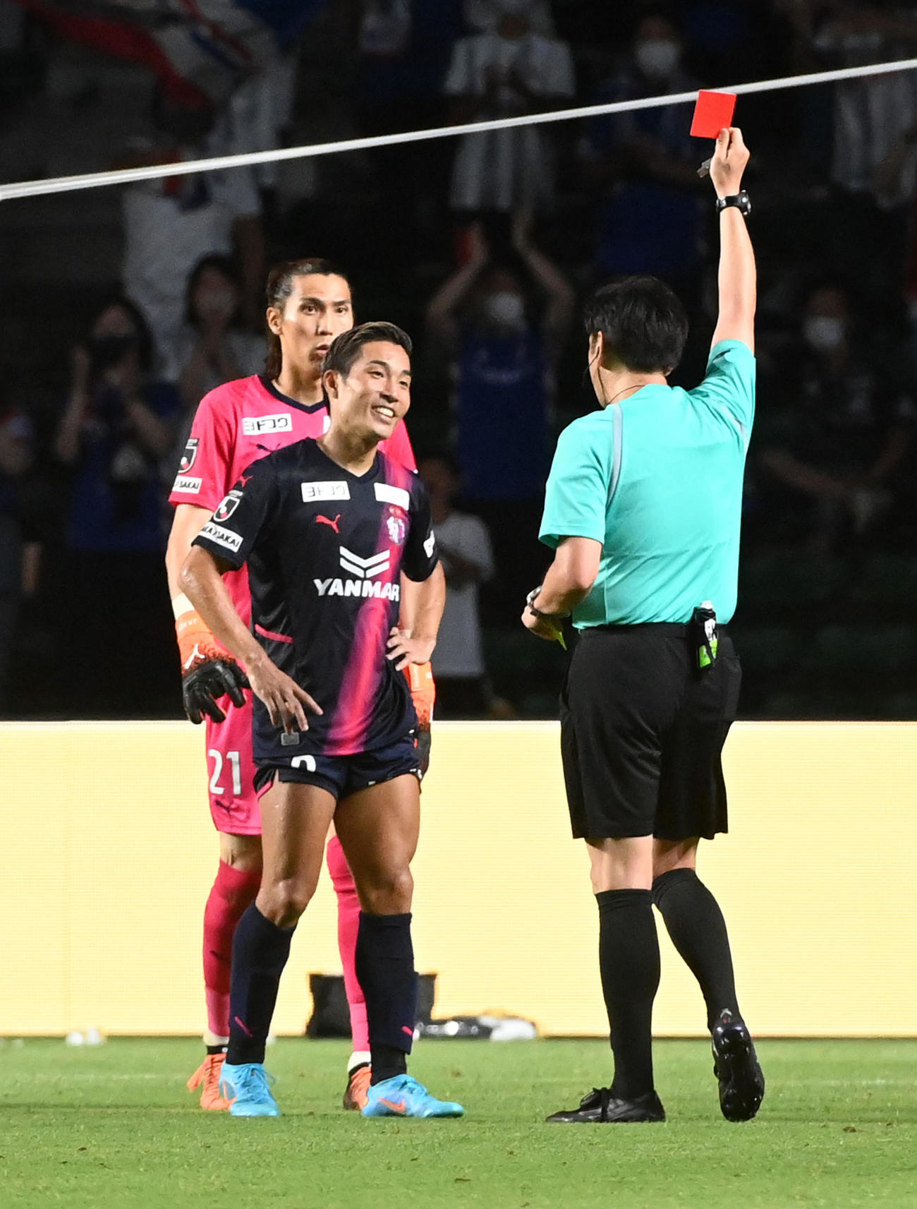 C大阪対横浜　後半、レッドカードで退場となったC大阪山中（撮影・前岡正明）