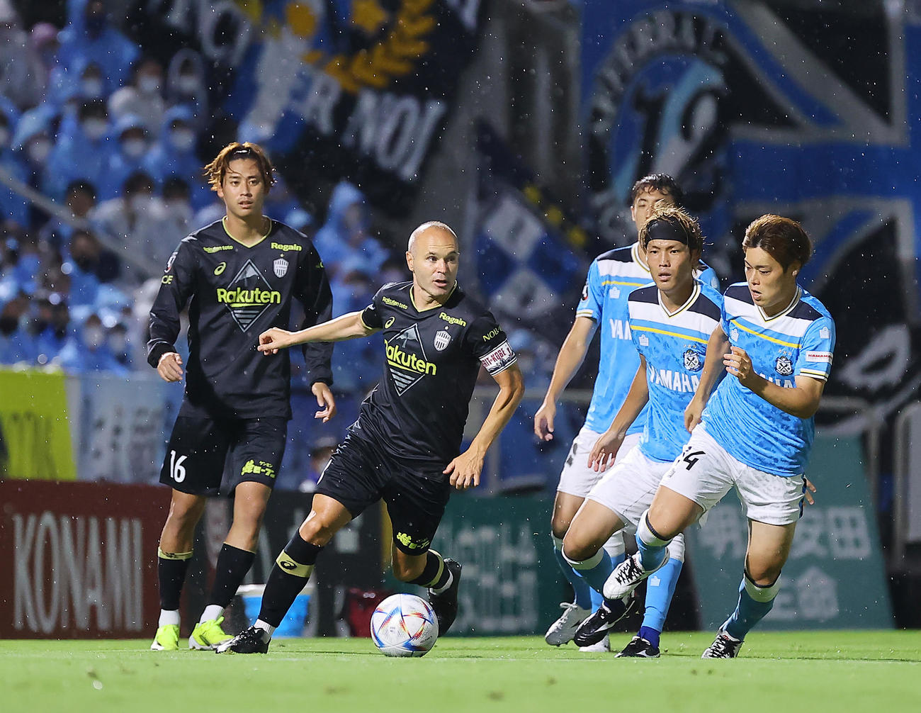 22年7月9日、磐田対神戸　前半、相手に囲まれながらもキープする神戸アンドレス・イニエスタ