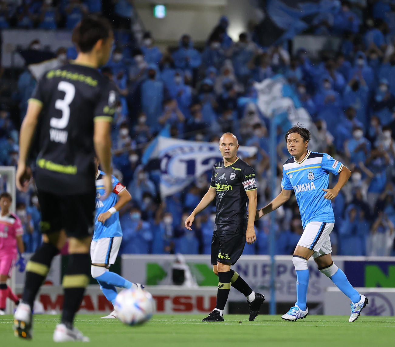 22年7月9日、磐田対神戸　前半、磐田遠藤（右）にマークされる神戸イニエスタ