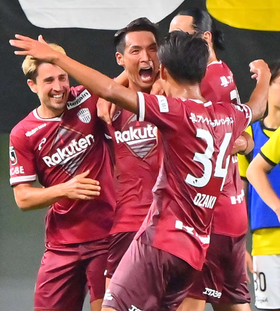 神戸対柏　前半、CKから頭で合わせ先制ゴールを決めた神戸槙野（左から2人目）は仲間と喜ぶ（撮影・和賀正仁）