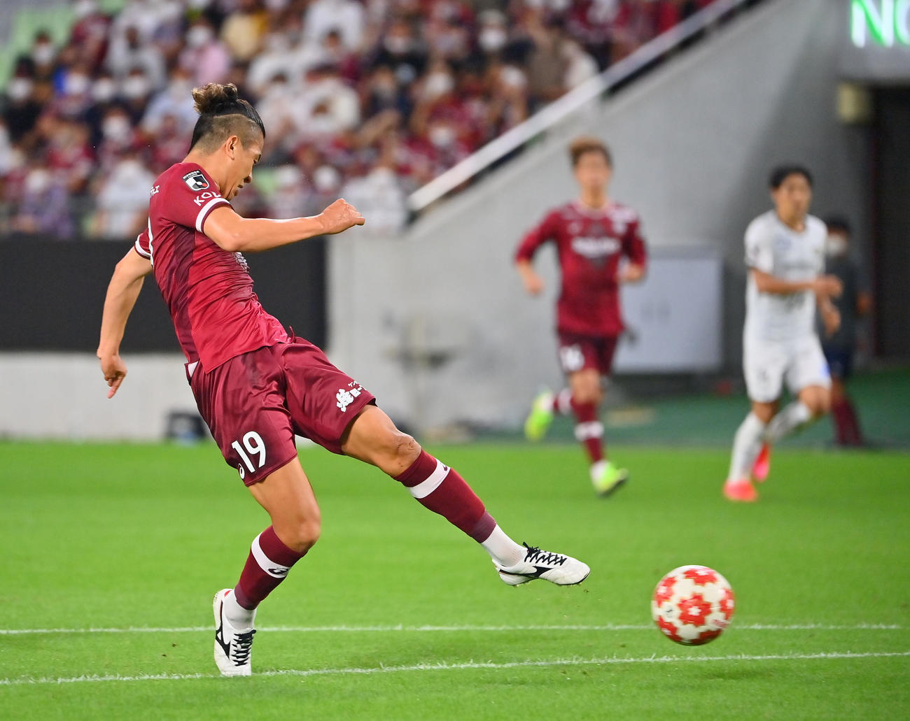 神戸対柏　後半、決勝ゴールを決める神戸初瀬（撮影・和賀正仁）