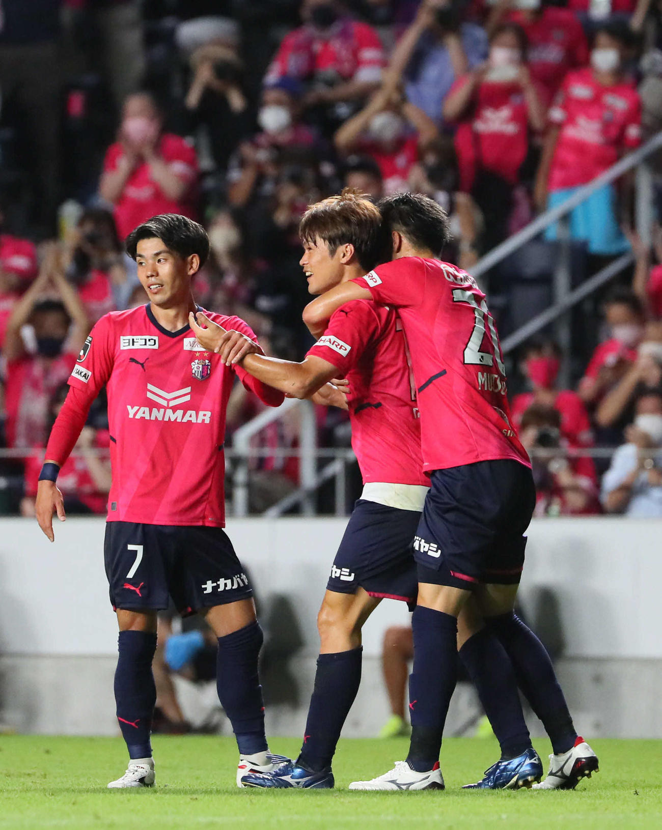 C大阪対名古屋　後半、C大阪為田大貴（中央）は勝ち越しゴールを決めて祝福される（撮影・宮崎幸一）