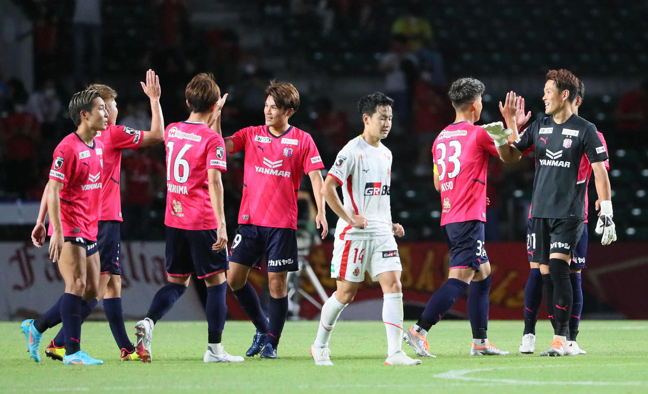 C大阪対名古屋　決勝ゴールを決めたC大阪為田大貴（左から4人目）は準々決勝進出を祝う（撮影・宮崎幸一）