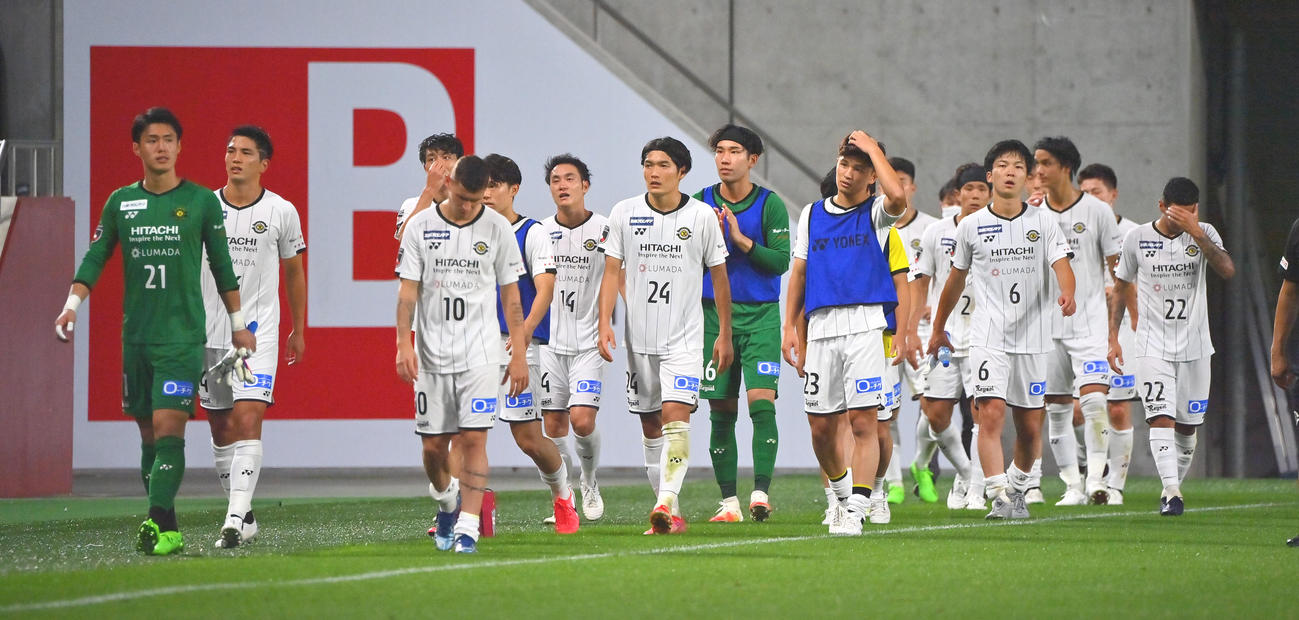 神戸対柏　後半、決勝ゴールを決め選手らと喜ぶ神戸初瀬（右）（撮影・和賀正仁）