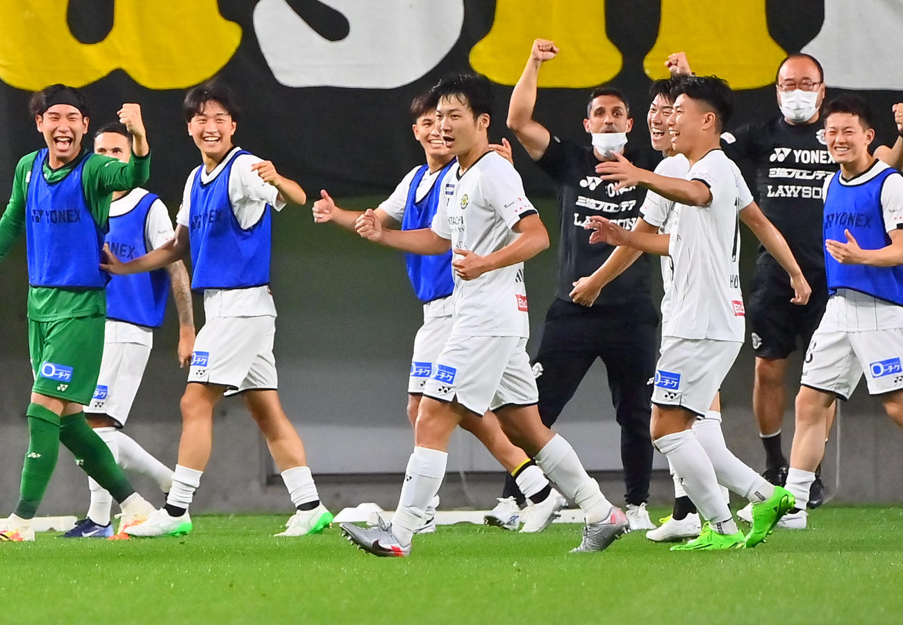神戸対柏　後半、同点ゴールを決めガッツポーズする柏椎橋（中央）（撮影・和賀正仁）