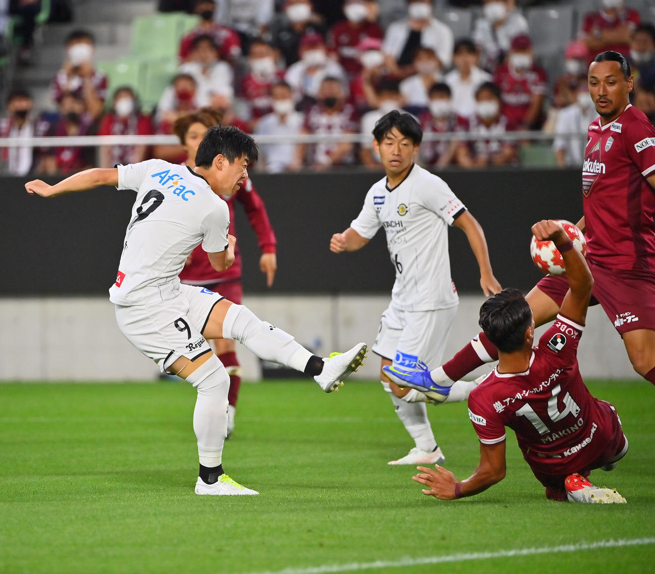 神戸対柏　前半、シュートを打つ柏武藤（撮影・和賀正仁）