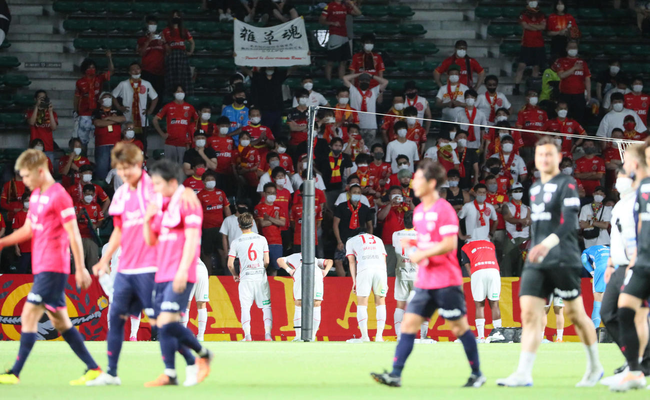 名古屋対C大阪　敗れた名古屋イレブンはサポーターにあいさつする（撮影・宮崎幸一）