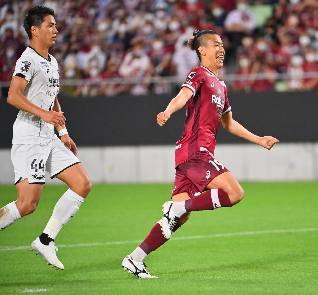 神戸対柏　後半、勝ち越しゴールを決め両手を広げ喜ぶ神戸初瀬（撮影・和賀正仁）