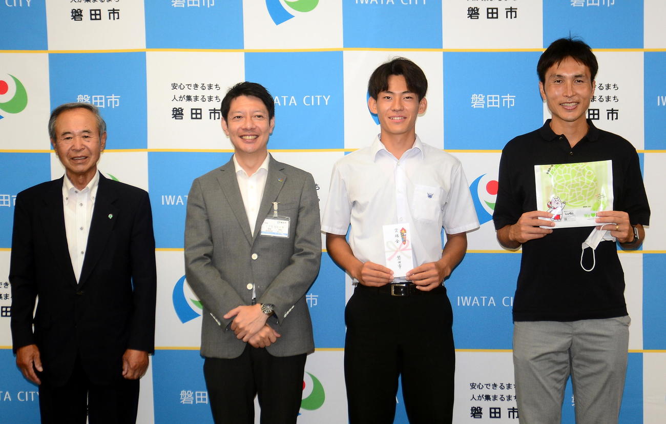 笑顔で記念撮影に納まる、右から磐田U－18・前田監督、同DF岡主将、草地市長、磐田市スポーツ協会・河島会長