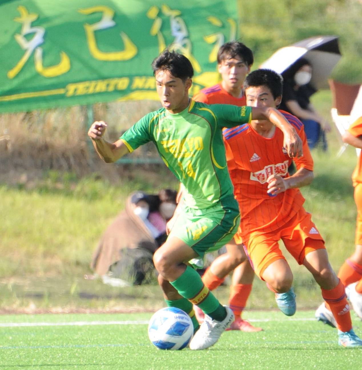 プリンスリーグ北信越の新潟U－18戦でドリブルする帝京長岡・広井（手前）（10日撮影）