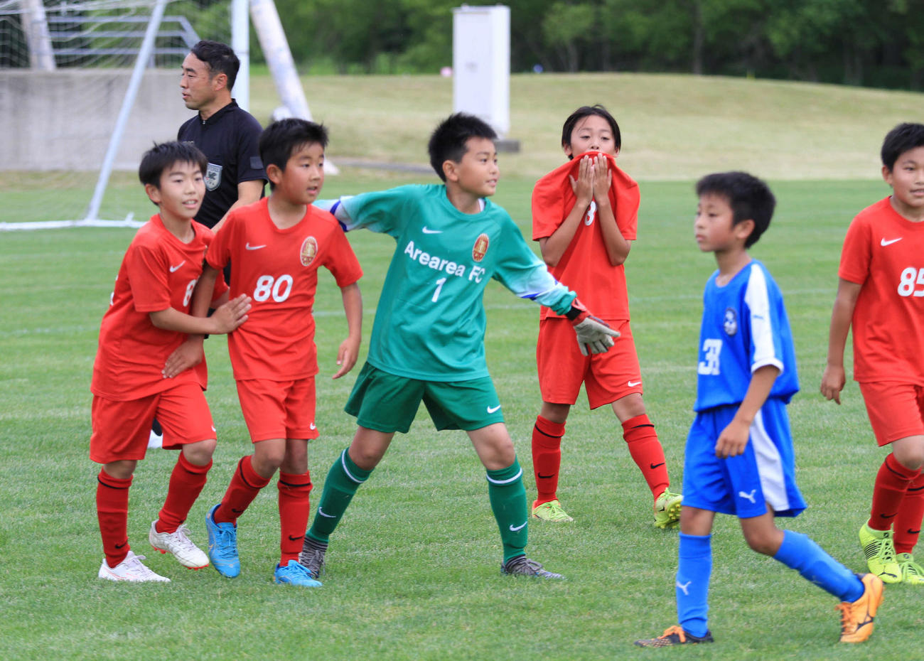優勝して喜び合うArearea FCの選手たち