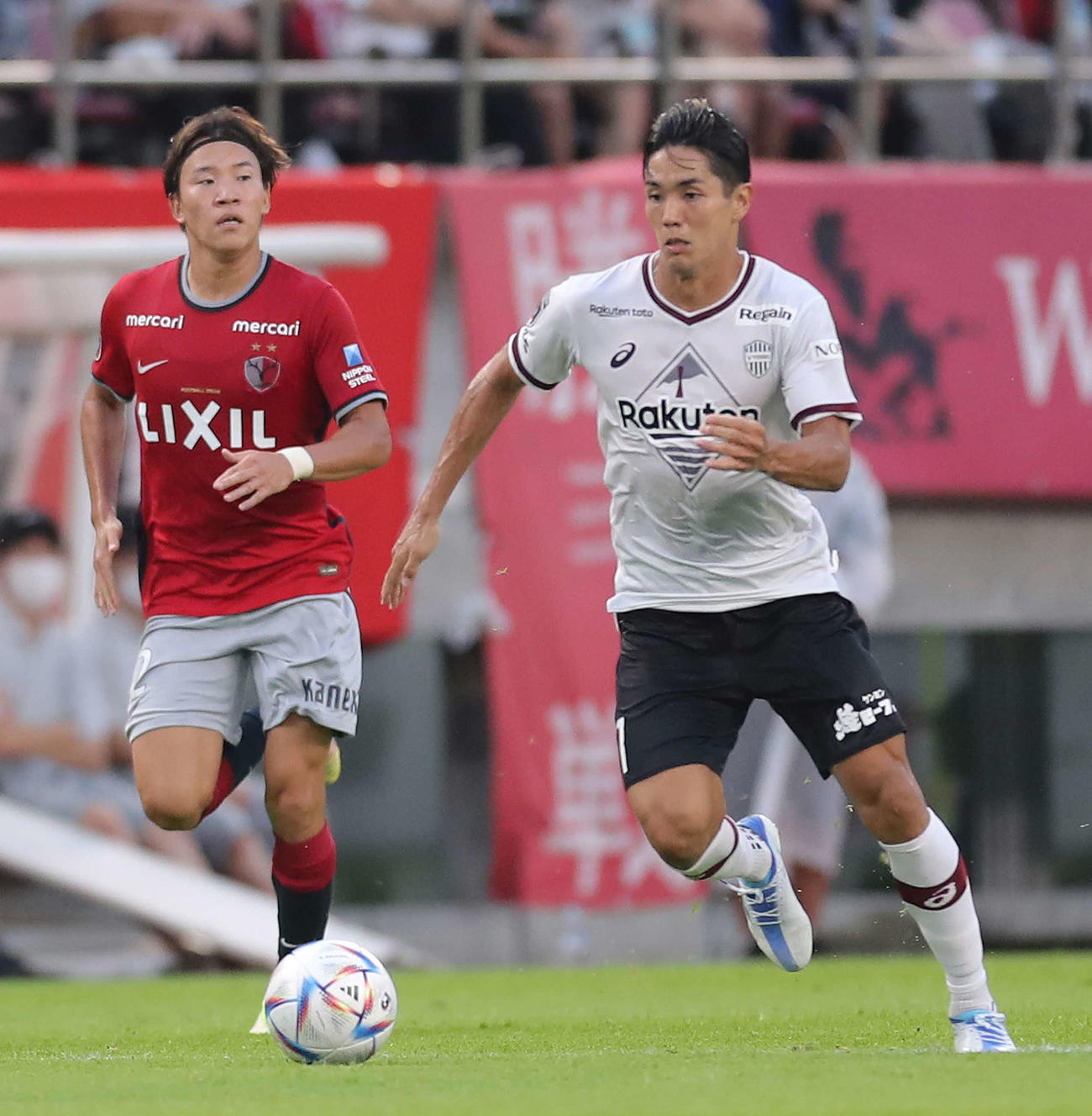 鹿島対神戸　前半、ドリブルで攻め込む神戸武藤（右）。左は鹿島広瀬（撮影・河田真司）