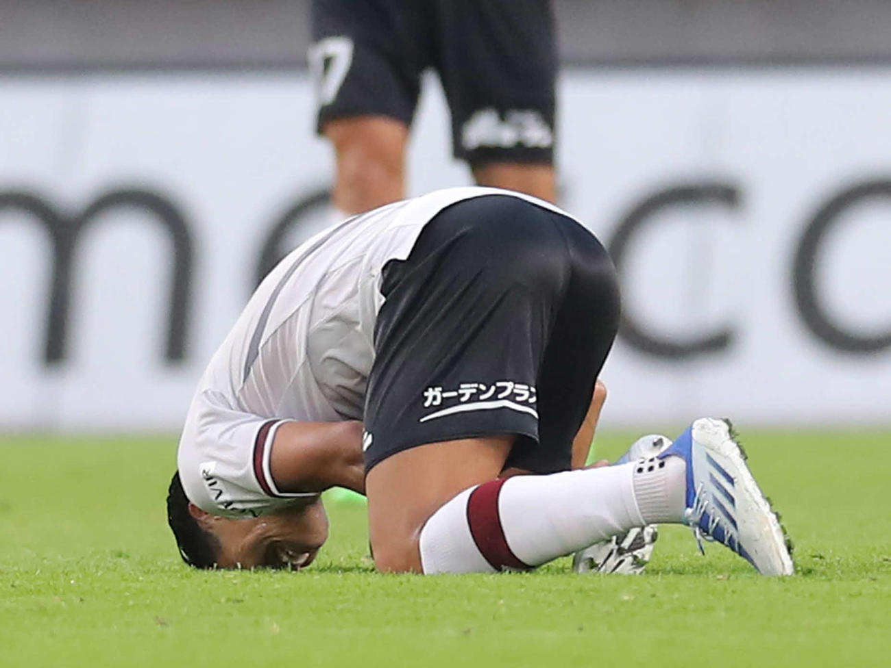 鹿島対神戸　前半、倒れ込む神戸武藤（撮影・河田真司）