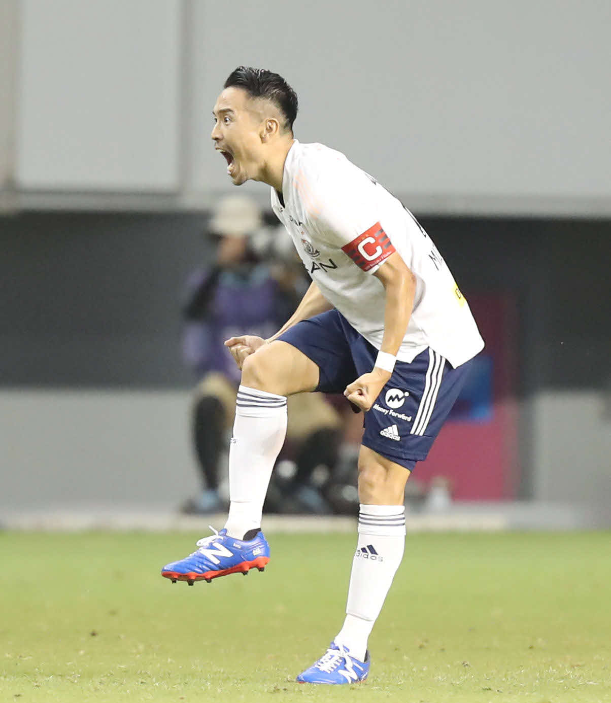 鳥栖対横浜　後半、クロスに飛び込み同点ゴールを決め、雄たけびを上げる横浜水沼（撮影・屋方直哉）
