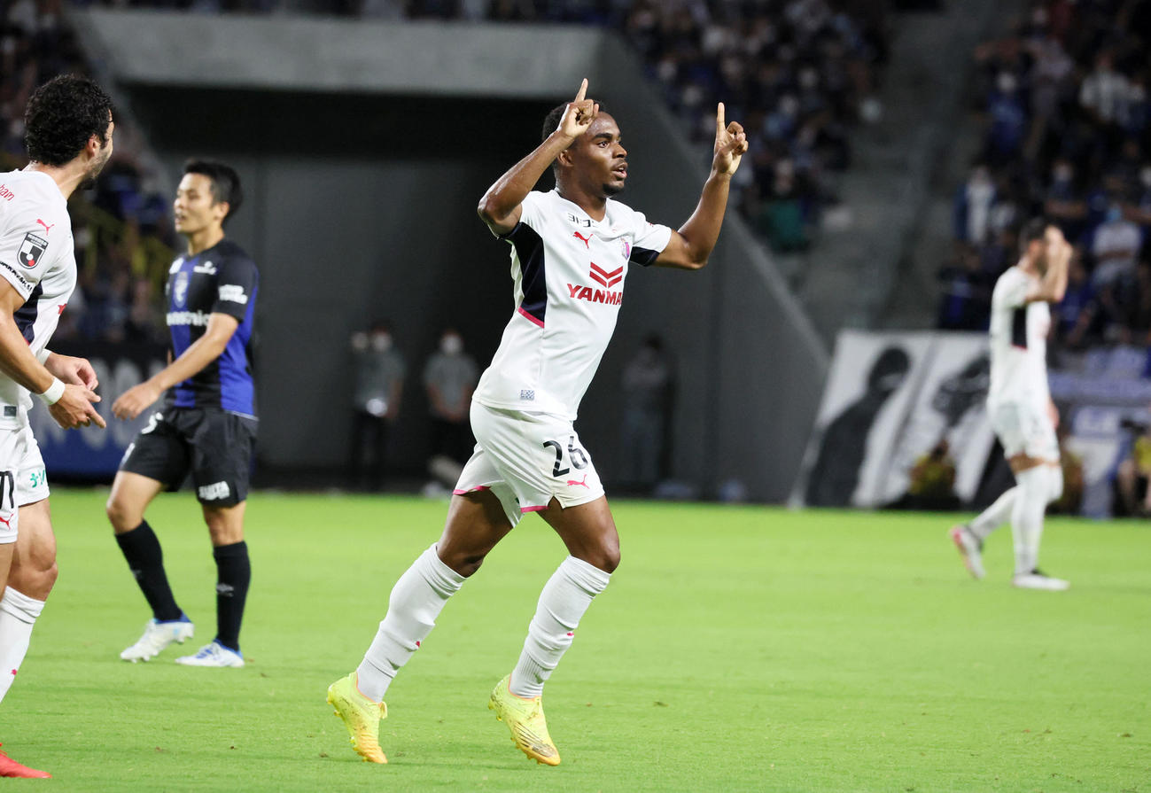 試合終了間際、決勝ゴールを決め駆けだすC大阪パトリッキ（撮影・加藤哉）
