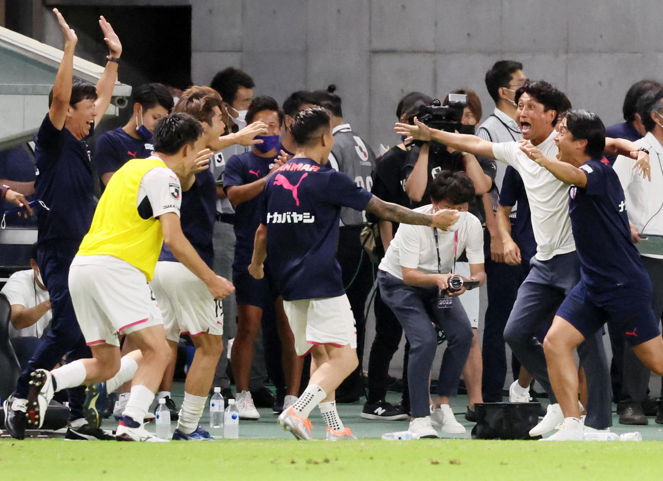 G大阪に勝利し、イレブンたちと歓喜の表情で抱き合うC大阪小菊監督（右から2人目）（撮影・加藤哉）