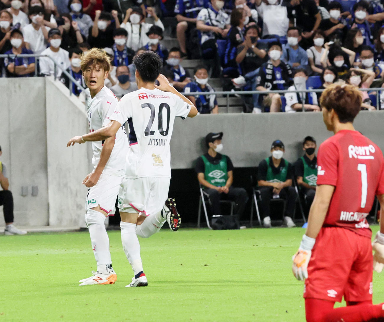 G大阪対C大阪　後半、同点ゴールを決めたC大阪山田。右はGK東口（撮影・加藤哉）