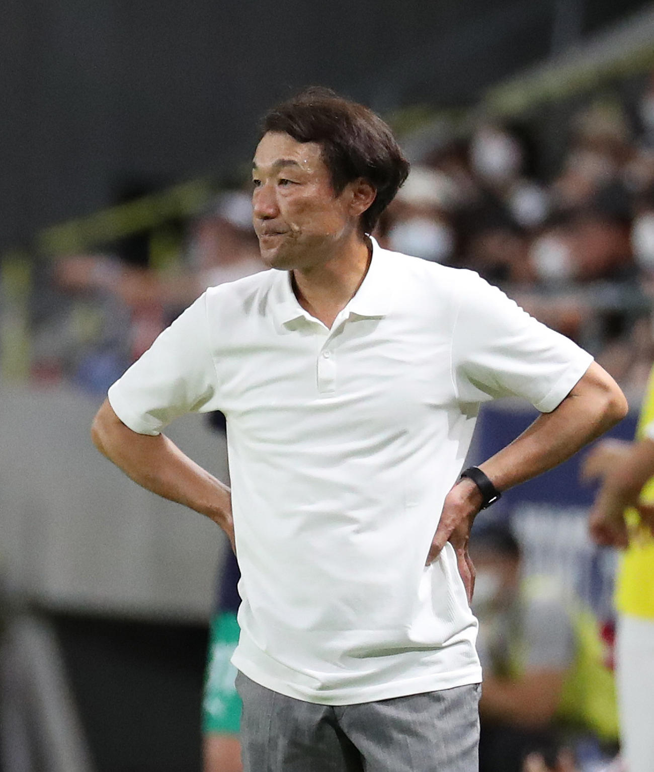 G大阪対C大阪　後半、リードを広げられ渋い表情のG大阪片野坂監督（撮影・白石智彦）