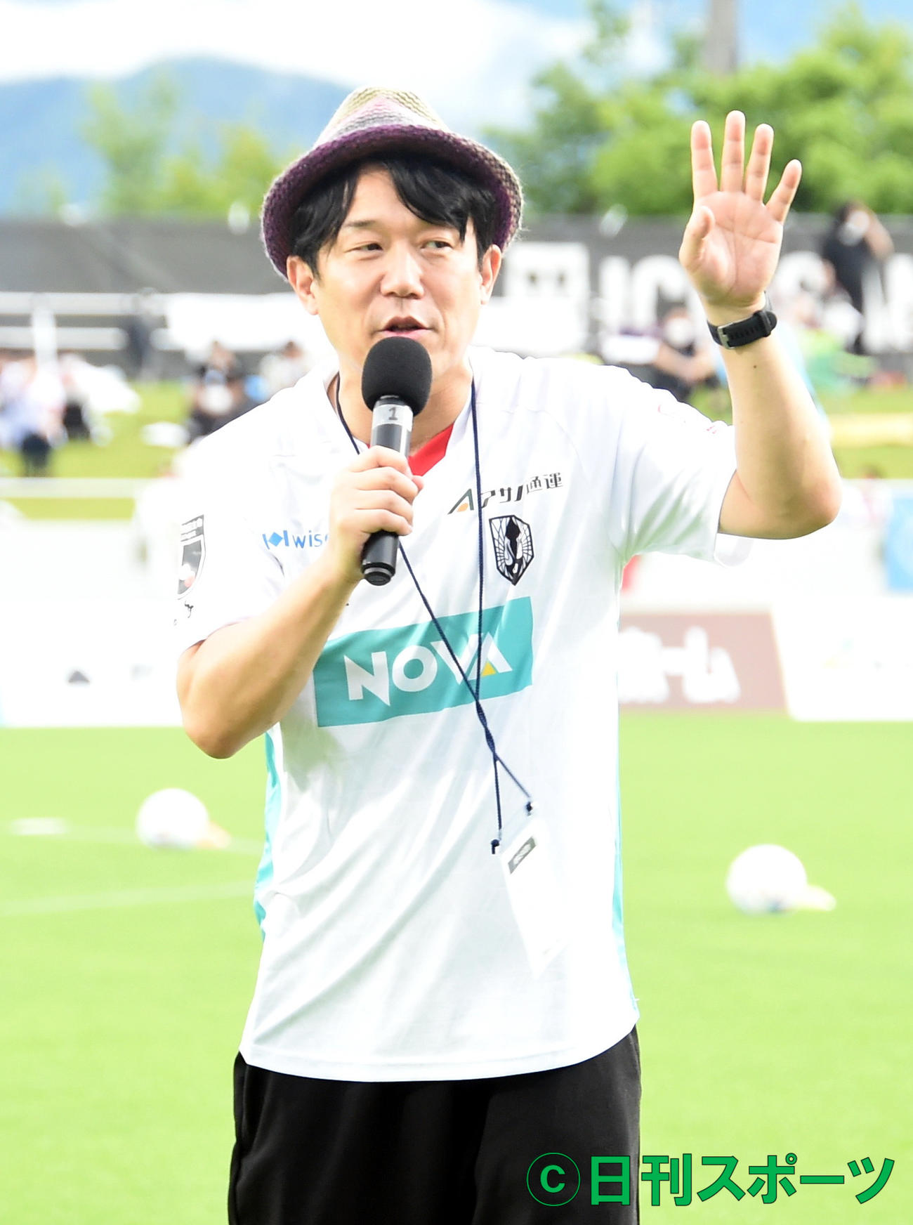 トークショーを行うペナルティのヒデ