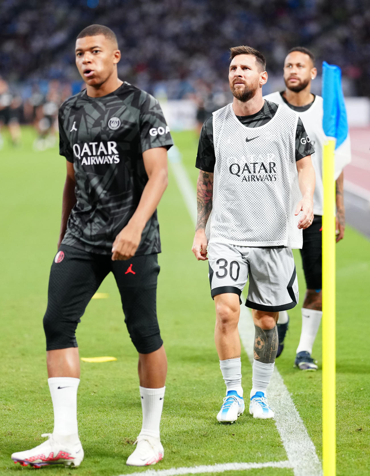 川崎F対パリ・サンジェルマン　試合前練習に臨むパリ・サンジェルマンの、左からエムバペ、メッシ、ネイマール（撮影・江口和貴）