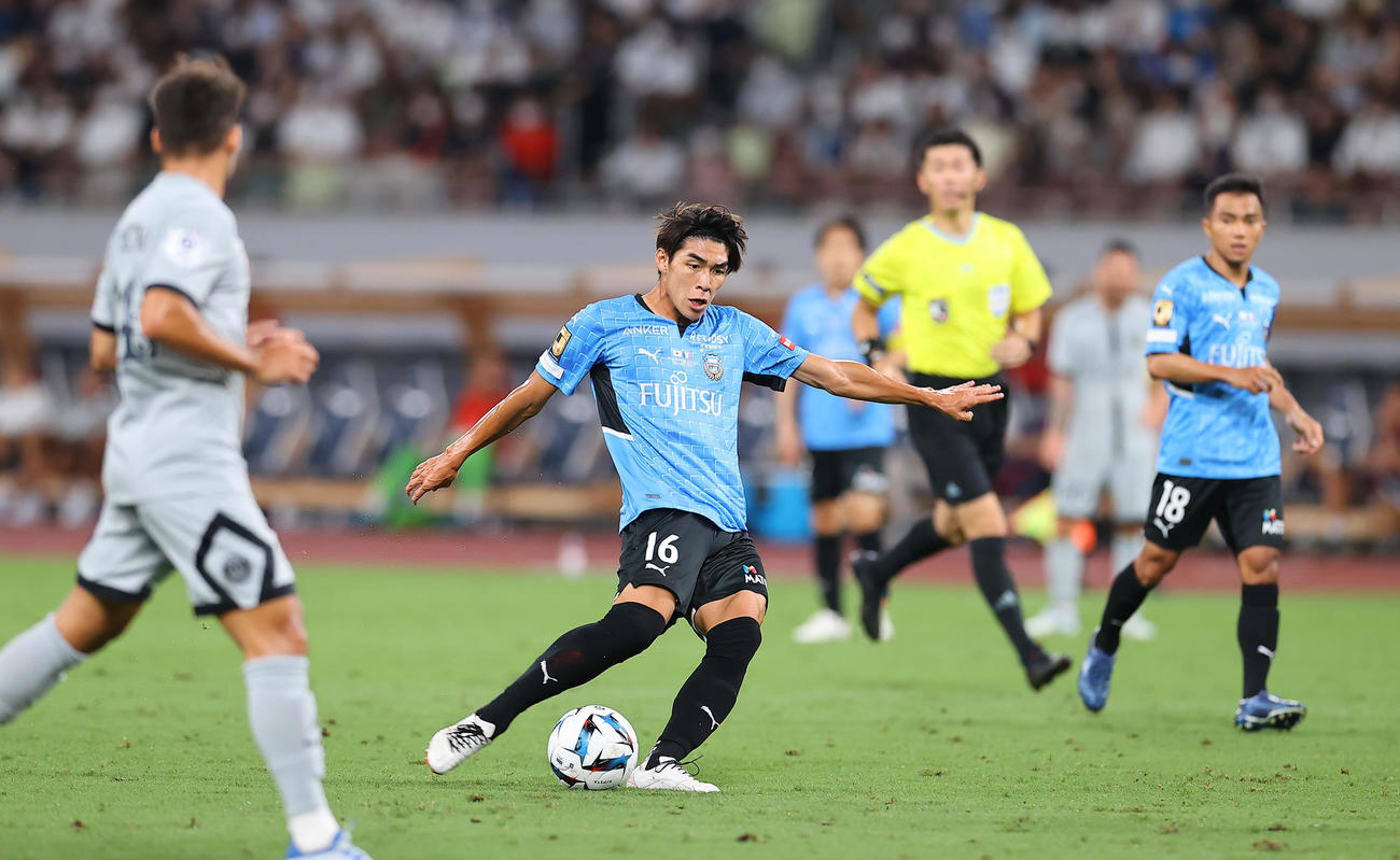 パリ・サンジェルマン対川崎F　後半、シュートを放つ川崎F瀬古（中央）（撮影・垰建太）