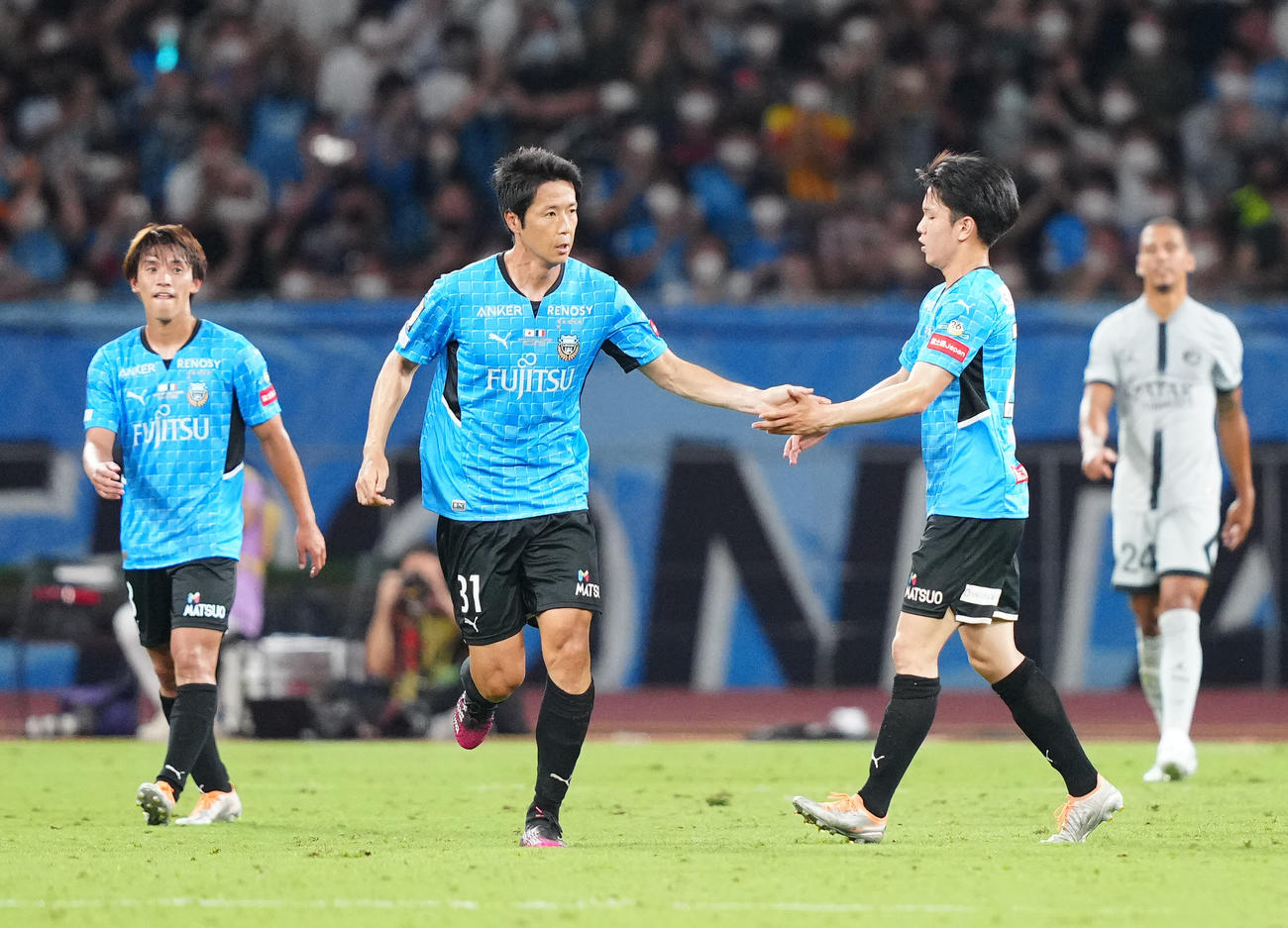川崎F対パリ・サンジェルマン　後半、ゴールを決めた川崎F山村（中央）（撮影・江口和貴）