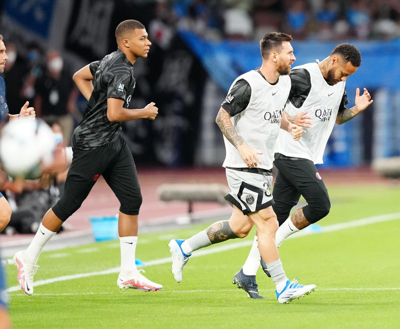 川崎F対パリ・サンジェルマン　試合前練習に臨むパリ・サンジェルマンの、左からエムバペ、メッシ、ネイマール（撮影・江口和貴）
