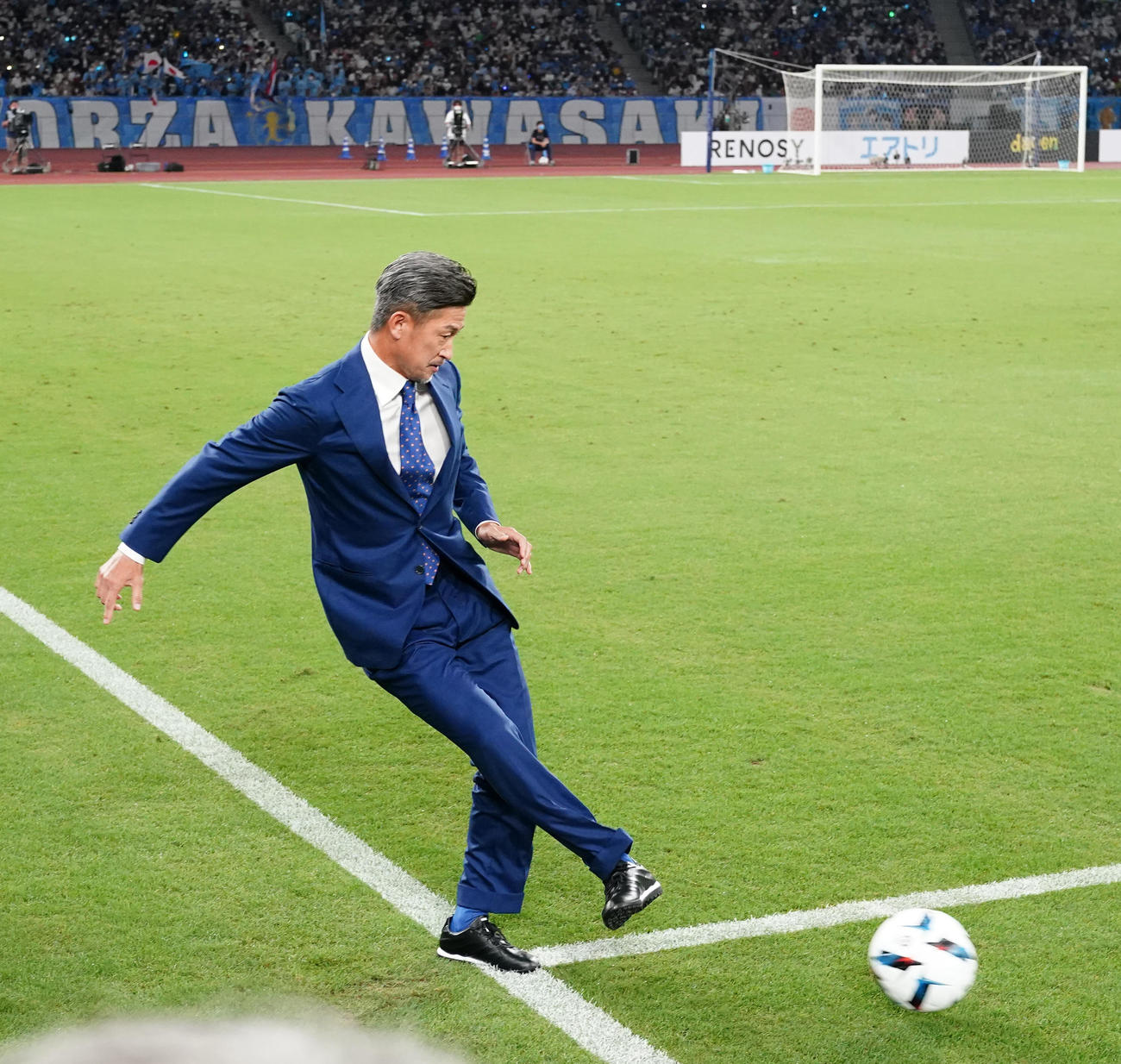 川崎F対パリ・サンジェルマン　試合前、キックインセレモニーに臨むカズ（撮影・江口和貴）