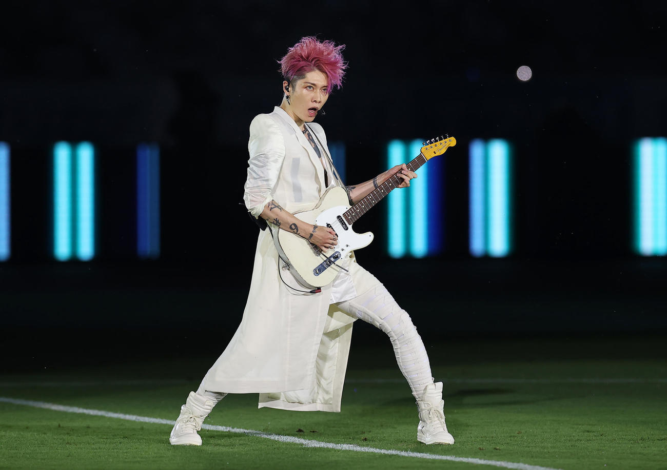 パリ・サンジェルマン対川崎F　試合前、会場を盛り上げるMIYAVI（撮影・垰建太）