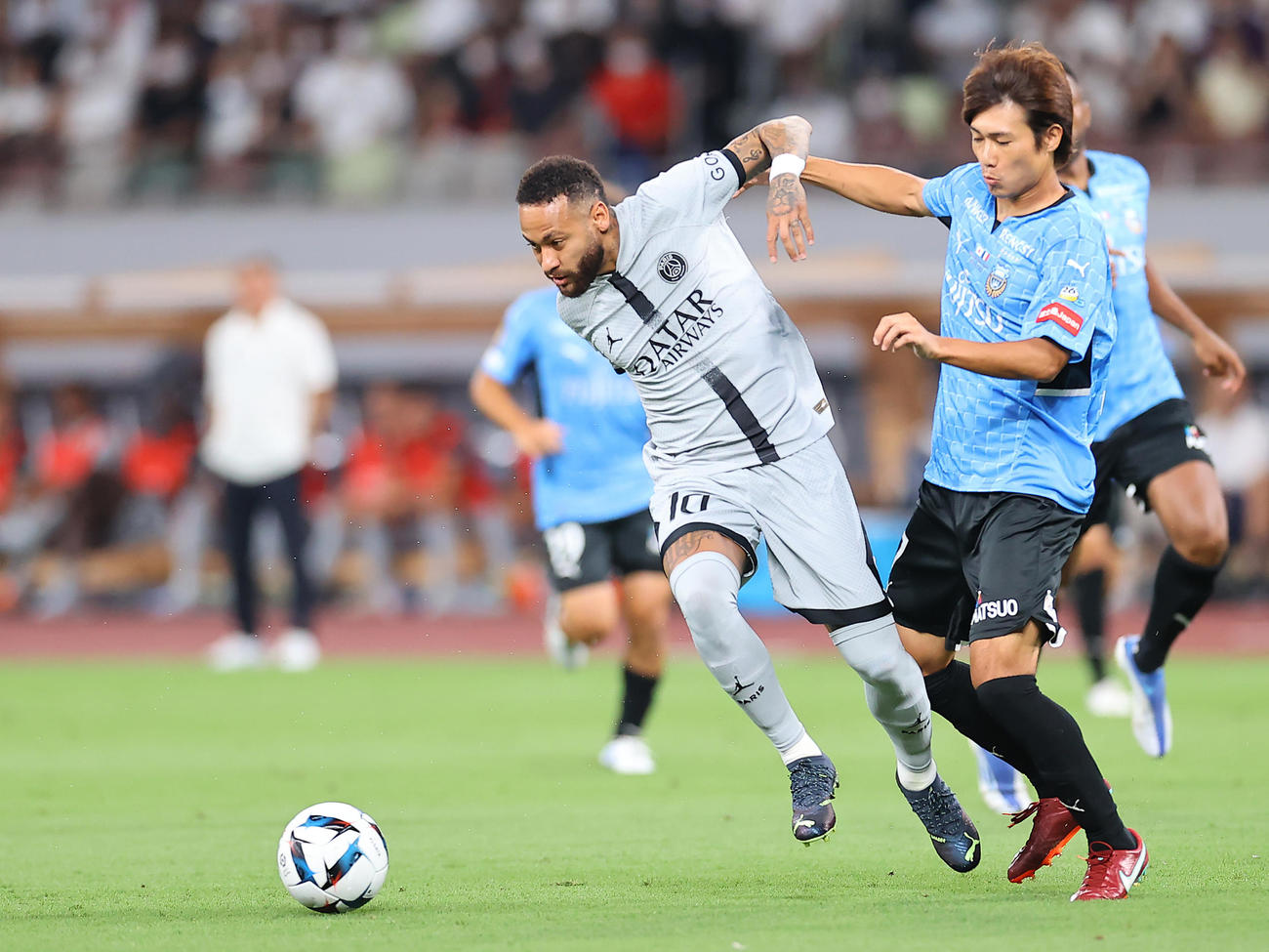 パリ・サンジェルマン対川崎F　前半、競り合うパリ・サンジェルマンのネイマール（左）と川崎F車屋紳（撮影・垰建太）
