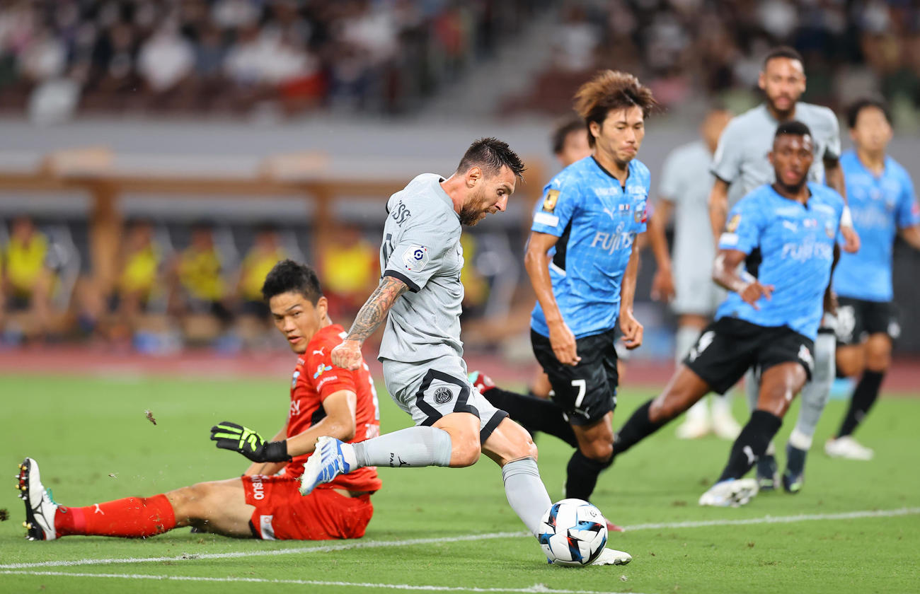 パリ・サンジェルマン対川崎F　前半、GKをかわしてシュートを放つパリ・サンジェルマンのメッシ（中央）（撮影・垰建太）