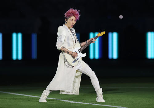 パリ・サンジェルマン対川崎F 試合前、会場を盛り上げるMIYAVI(撮影・垰建太)
